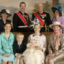 Prinsessen med sine foreldre, bror og faddere. Kronprins Frederik av Danmark og Prins Felipe av Asturias av kunne dessverre ikke være til stede. Foto: Bjørn Sigurdsøn, NTB scanpix